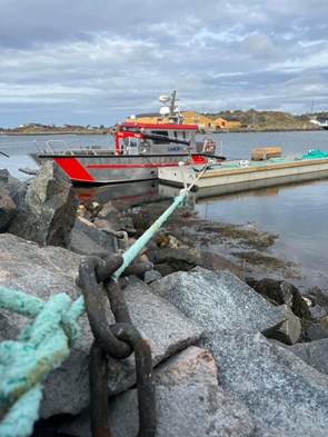 Båt ved flytebrygge.