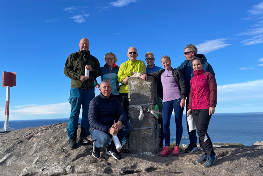 Gruppebilde ansatte i KNH på toppen av Kvernberget. Foto.