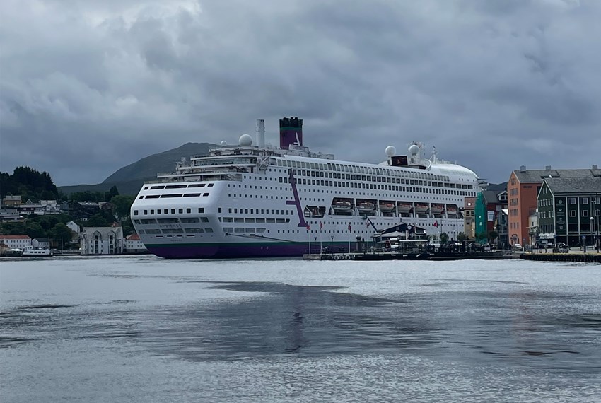 Cruiseskipet Ambience fra Ambassador Cruise Line til i Kristiansund. Foto.