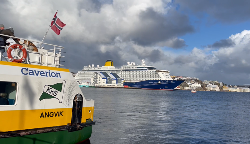 Havna i Kristiansund med cruiseskip og Sundbåten. Foto.