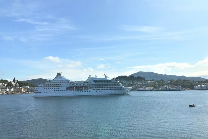 Cruiseskip på havna i Kristiansund. Foto.