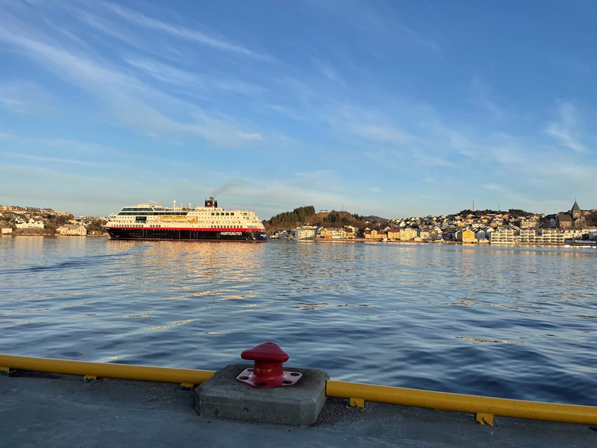 Hurtigrutens MS «Trollfjord» på vei inn til Kristiansund. Foto.