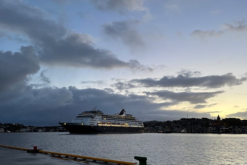Crioseskipet «Vasco da Gama» seiler inn til Kristiansund en tidlig morgen. Foto.