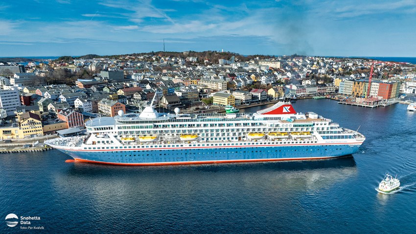 Cruiseskipet Balmoral på havna i Kristiansund, med Sundbåten ved siden av, blå himmel. Foto.