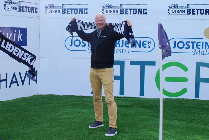 Havnefogd Knut Mostad med KBK-skjerf på Nordmøre Stadion. Foto.