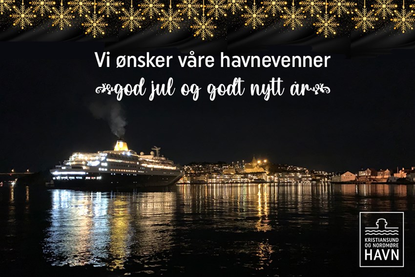 Julekort med skip på havna, bebyggelse med julelys og kirke. Foto.