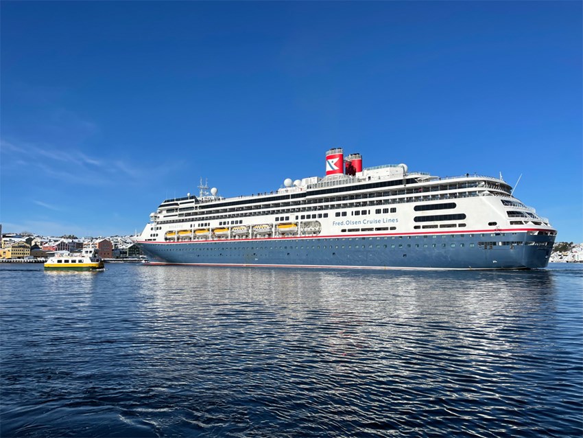 Cruiseskip og Sundbåten møtes på havnen i Kristiansund. Foto.