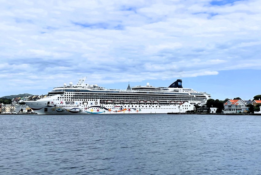 Cruiseskip på vei inn Markussundet. Foto.