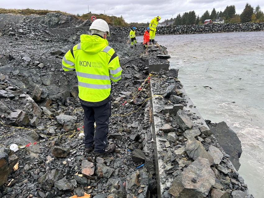Menn i arbeidsklær som arbeider ved ny kaifront. Foto.