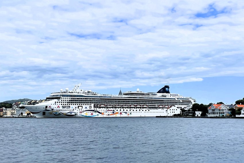 Cruiseskipet Norwegian Star på vei ut av Markussundet i Kristiansund. Foto.