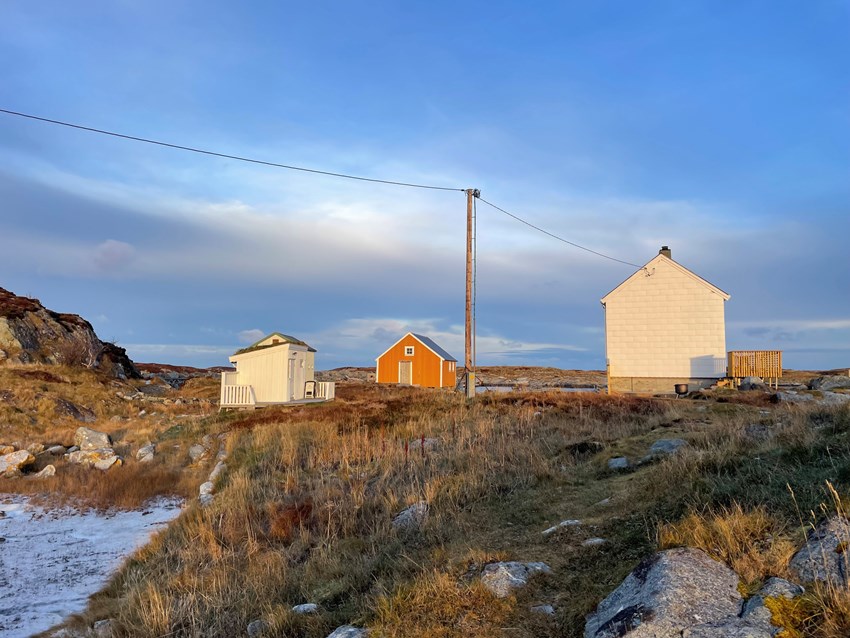 Landskap med tre hus. Foto.