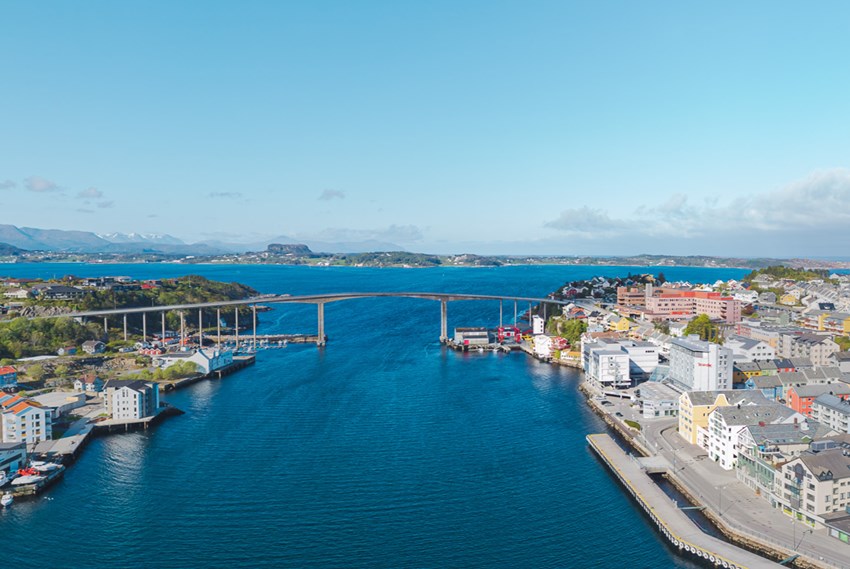 Sørsundbrua i Kristiansund sett på avstand. Dronefoto.