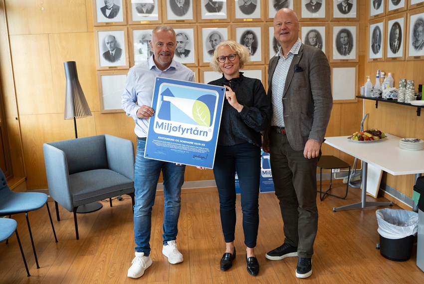 Gruppebilde. Ordfører Kjell Neergaard deler ut Miljøfyrtårndiplom til Erika Indergaard og Knut Mostad i KNH. Foto.