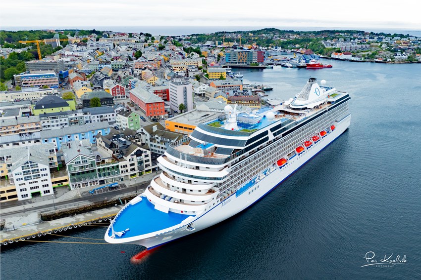 Cruiseskip ved kai i Kristiansund. Dronefoto.