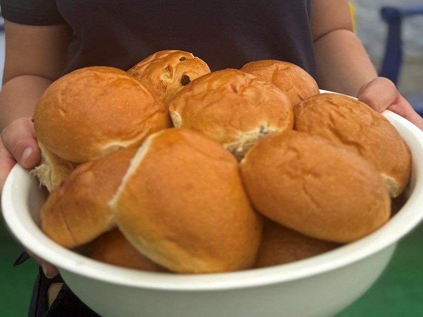 Nærbilde av fat med boller. Foto.