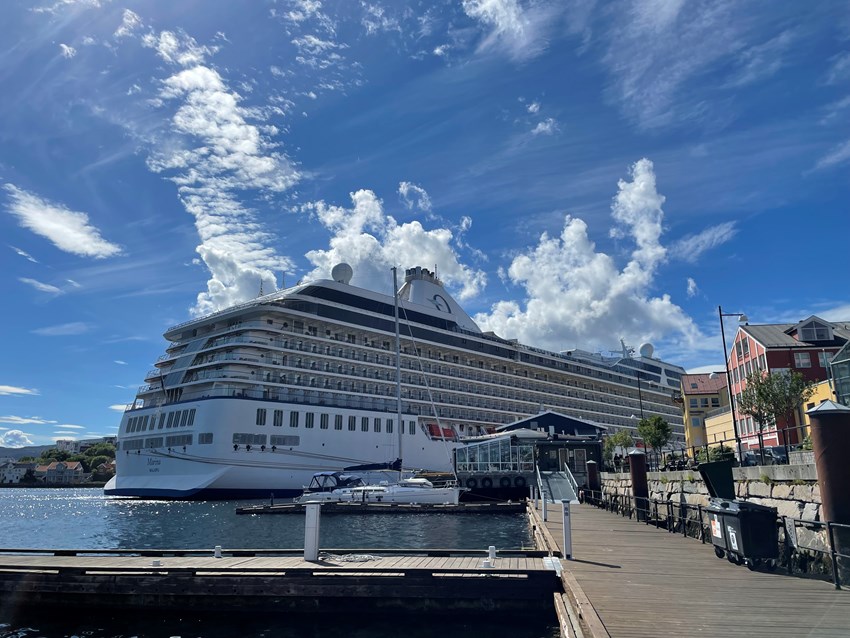 Cruiseskipet Marina ved Storkaia i Kristiansund en sommerdag. Foto.