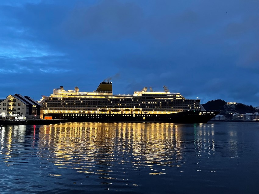 Cruiseskip på havna i Kristiansund. Foto.