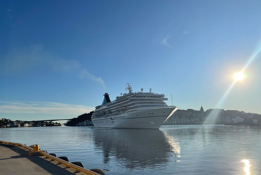 Cruiseskipet «Artania» ankommer Kristiansund havn. Foto.