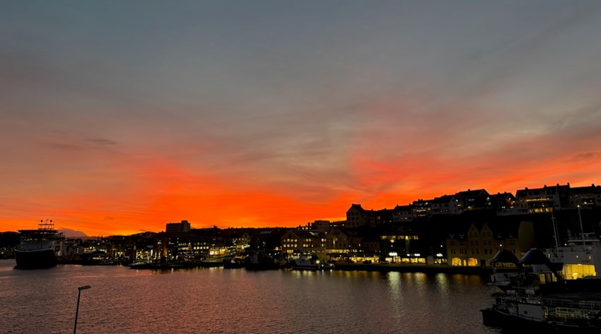 Vågekaia i Kristiansund ved solnedgang. Foto.