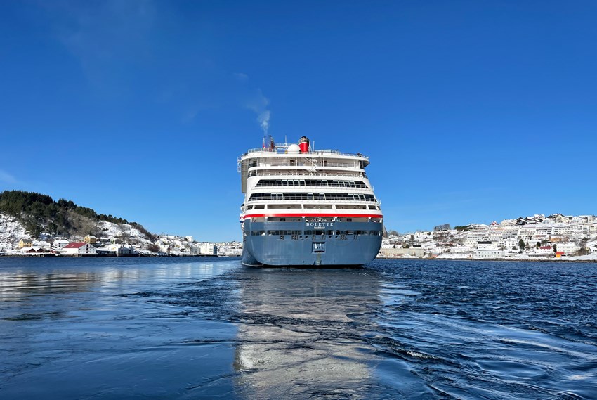 Cruiseskip som seiler inn Markussundet i Kristiansund. Foto.